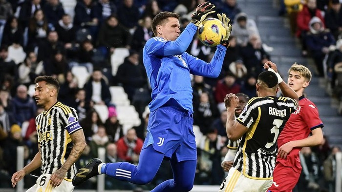 Juventus Wojciech Szczesny saves a ball, during the Italian Serie A soccer match between Juventus and Atalanta at the Allianz Stadium in Turin, Italy, Sunday, March 10, 2024. (Marco Alpozzi/LaPresse via AP)