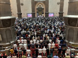 Suasana Jemaah Padati Masjid Istiqlal untuk Salat Tarawih