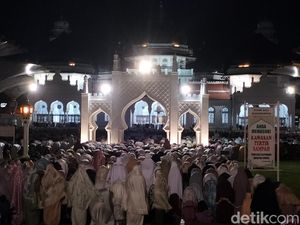 Melihat Suasana Salat Tarawih Malam Pertama di Masjid Baiturrahman Aceh
