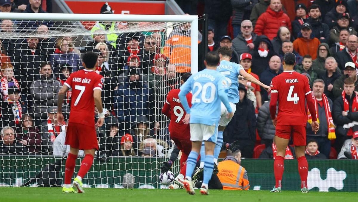 John Stones saat membobol gawang Liverpool (REUTERS/Carl Recine)
