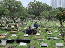 Cerita Cecep, 13 Tahun Jadi Pembaca Doa di TPU Karet Bivak