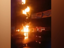 Penampakan Truk Tangki BBM Terbakar di SPBU Cileungsi