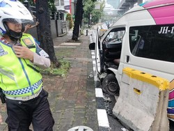 Minibus Tabrak Beton Pembatas Jalan di Kuningan Jaksel