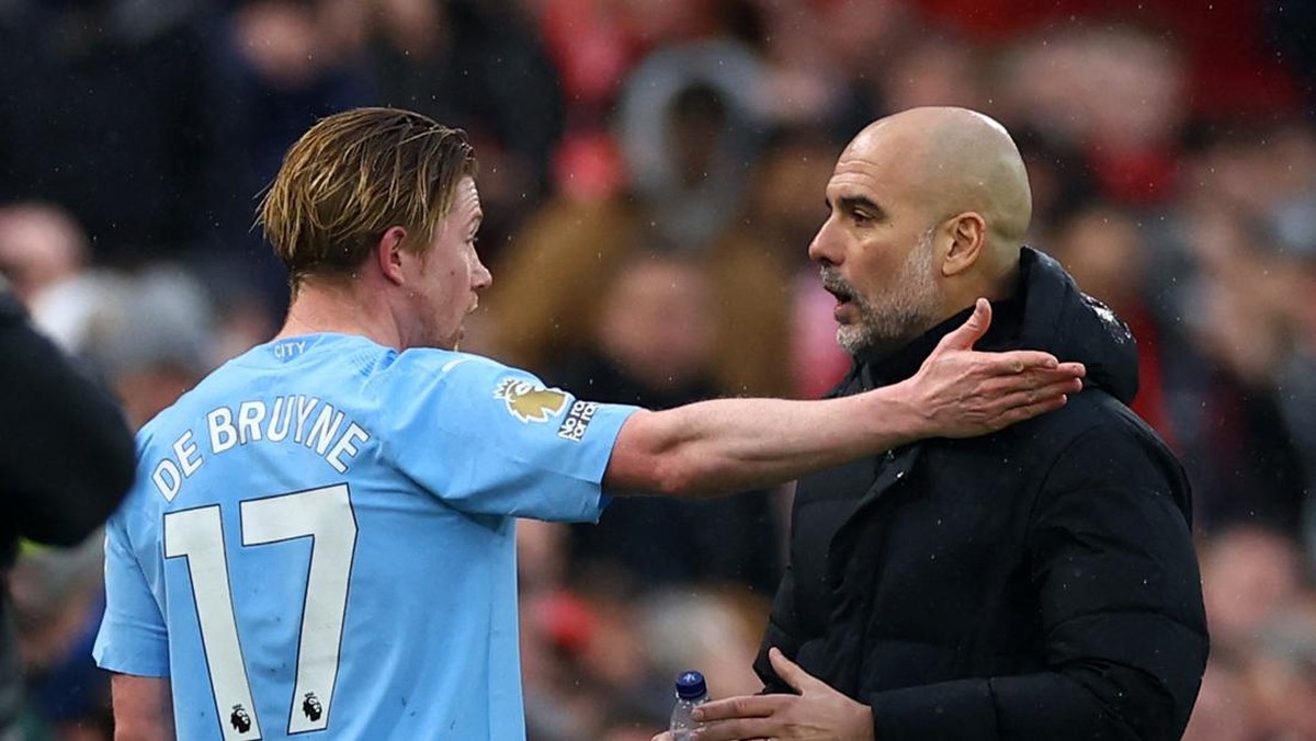 Kevin De Bruyne berdebat dengan Pep Guardiola saat diganti (REUTERS/Carl Recine)