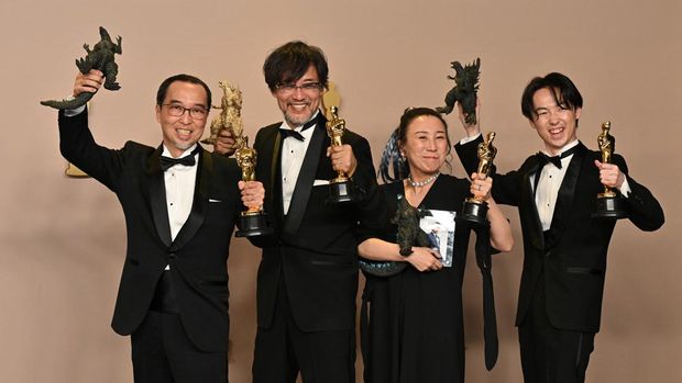 (L-R) Masaki Takahashi, Takashi Yamazaki, Kiyoko Shibuya and Tatsuji Nojima pose in the press room with the Oscar for Best Visual Effects for 