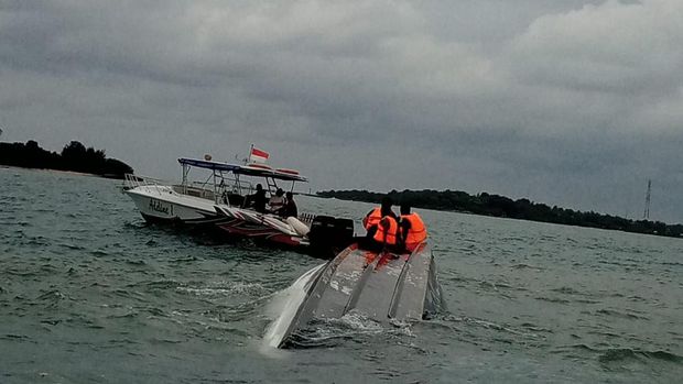 Kzapal KM Parikudus terbalik dan tenggelam di perairan Pulau Rambut, Kepulauan Seribu.