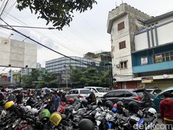 Parkir Motor Meluber ke Jalan Bikin Lalin Pasar Besar Malang Tak Bergerak