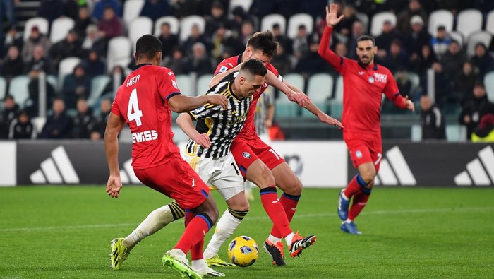 TURIN, ITALY - MARCH 10: Arkadiusz Milik of Juventus is challenged by Isak Hien and Berat Djimsiti of Atalanta BC during the Serie A TIM match between Juventus and Atalanta BC - Serie A TIM at the Allianz Stadium on March 10, 2024 in Turin, Italy. (Photo by Valerio Pennicino/Getty Images)