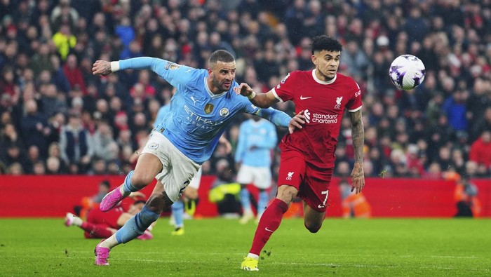 Manchester Citys Kyle Walker, left, and Liverpools Luis Diaz fight for the ball during the English Premier League soccer match between Liverpool and Manchester City, at Anfield stadium in Liverpool, England, Sunday, March 10, 2024. (AP Photo/Jon Super)
