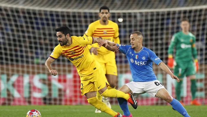 Soccer Football - Champions League - Round of 16 - First Leg - Napoli v FC Barcelona - Stadio Diego Armando Maradona, Naples, Italy - February 21, 2024 FC Barcelonas Ilkay Gundogan in action with Napolis Stanislav Lobotka REUTERS/Remo Casilli