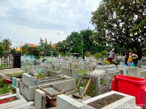 TPU Ngagel Dipadati Pengunjung Jelang Ramadan, Peziarah: Tiap Tahun Nyekar TPU Ngagel Dipadati Pengunjung Jelang Ramadan, Peziarah: Tiap Tahun Nyekar