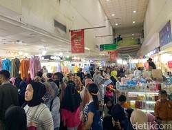 Berkah Ramadan buat Pasar Tanah Abang: Banjir Pembeli, Pedagang Berseri