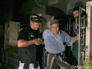 Suasana Salat Tarawih Pertama Bertepatan Nyepi di Masjid Kampung Bugis Tuban