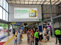 Cerita Porter di Stasiun Pasar Senen, Tak Mudik demi Kuliah Anak