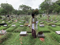 Jajakan Jasa Doa di TPU Karet Bivak, Kakek Musa Raup Ratusan Ribu Rupiah