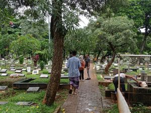 Kakek Madroi Jajakan Jasa Doa di TPU Karet Bivak, Terima Pesanan Via WA