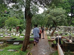 Kakek Madroi Jajakan Jasa Doa di TPU Karet Bivak, Terima Pesanan Via WA