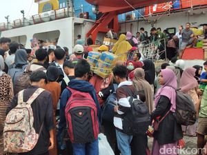 Penumpang Kalianget Sumenep Diserbu Pemudik Tujuan Kangean dan Sapeken Penumpang Kalianget Sumenep Diserbu Pemudik Tujuan Kangean dan Sapeken