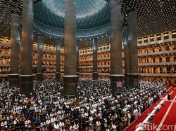 Melihat Suasana Tarawih Perdana Ramadan 1445 H di Masjid Istiqlal
