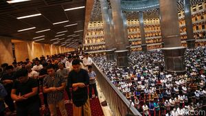 Potret Khusyuknya Salat Tarawih Perdana di Masjid Istiqlal