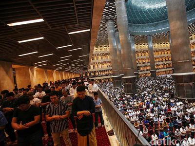 Potret Khusyuknya Salat Tarawih Perdana di Masjid Istiqlal