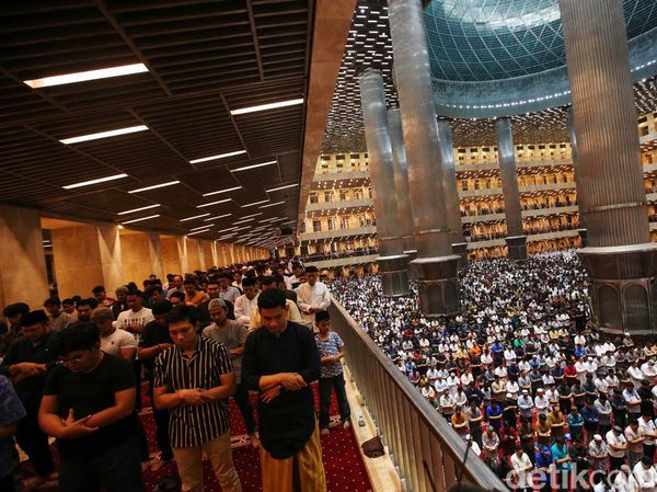 Potret Khusyuknya Salat Tarawih Perdana di Masjid Istiqlal