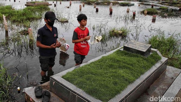 Potret Warga Ziarah di TPU Semper yang Kebanjiran