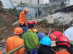 Detik-detik Menegangkan Evakuasi 2 Pria Tertimbun Longsor di Puncak Bogor