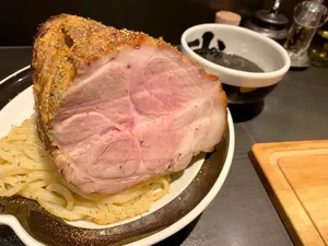 Gokil! Resto Ini Punya Menu Ramen Topping Babi Panggang Jumbo Gokil! Resto Ini Punya Menu Ramen Topping Babi Panggang Jumbo