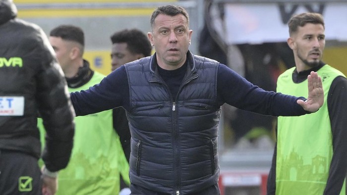 FILE - Lecces head coach Roberto DAversa reacts during the Serie A soccer match between Frosinone and Lecce at the Stadio Benito Stirpe stadium in Frosinone, Italy, on March 3, 2024. D’Aversa head butted Hellas Verona striker Thomas Henry following a heated matchup between two teams just above the relegation zone in Serie A on Sunday, March 10, 2024. (Fabrizio Corradetti/LaPresse via AP, File)
