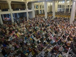 15 Ribu Jemaah Salat Tarawih Pertama di Masjid Al Akbar Surabaya