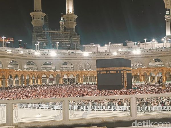 Potret Kepadatan Jemaah saat Salat Tarawih Perdana di Masjidil Haram