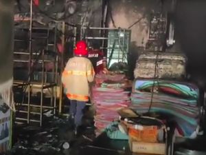 Toko Pakaian di Jambi Kebakaran, Karyawan Lompat dari Lantai 2