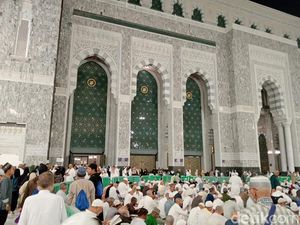 Suasana Tarawih Pertama Ramadan 1445 H di Masjidil Haram