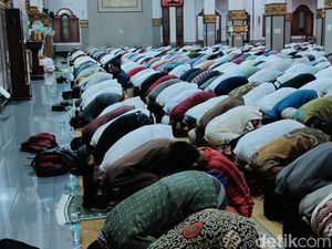 Niat dan Tata Cara Sholat Tarawih 4 Rakaat 1 Salam Lengkap Berjamaah dan Sendiri