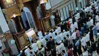 Khusyuknya Warga Salat Tarawih Perdana di Masjid Agung Cianjur-Sukabumi