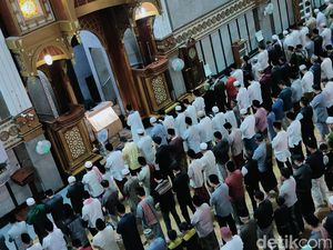 Khusyuknya Warga Salat Tarawih Perdana di Masjid Agung Cianjur-Sukabumi Khusyuknya Warga Salat Tarawih Perdana di Masjid Agung Cianjur-Sukabumi