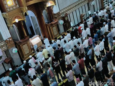 Khusyuknya Warga Salat Tarawih Perdana di Masjid Agung Cianjur-Sukabumi