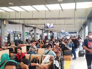Cerita Warga di Stasiun Pasar Senen Ingin Puasa Pertama di Kampung