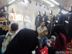 Senyum Surya Raup Rp 20 Juta Per Hari dari Jualan Gamis di Tanah Abang
