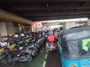 H-1 Ramadan, Lalu Lintas Sekitar Pasar Tanah Abang Macet