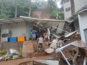 BPBD Bogor Ungkap Penyebab Tanah Longsor Timbun 2 Orang di Puncak BPBD Bogor Ungkap Penyebab Tanah Longsor Timbun 2 Orang di Puncak