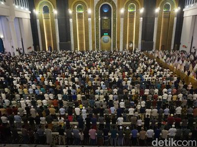 6 Potret Tarawih Pertama di Masjid Al Akbar Surabaya
