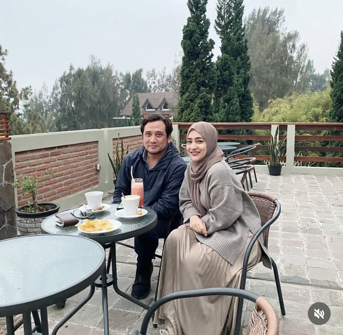 Tengku Firmansyah dan Cindy Fatikasari Kompak Makan Kue hingga Durian