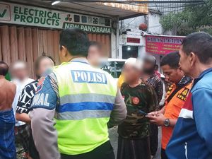 Honda CRV Laka Tunggal Tabrak Rombong Pohon-Tiang di Jagalan Surabaya