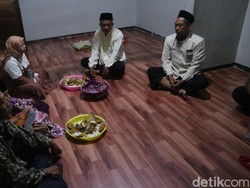 Gelar Megengan, Warga Colo Kudus Bawa Nasi Ayam Panggang ke Makam Sunan Muria