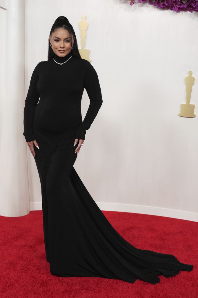 Vanessa Hudgens pamer kehamilan di red carpet Oscars 2024.