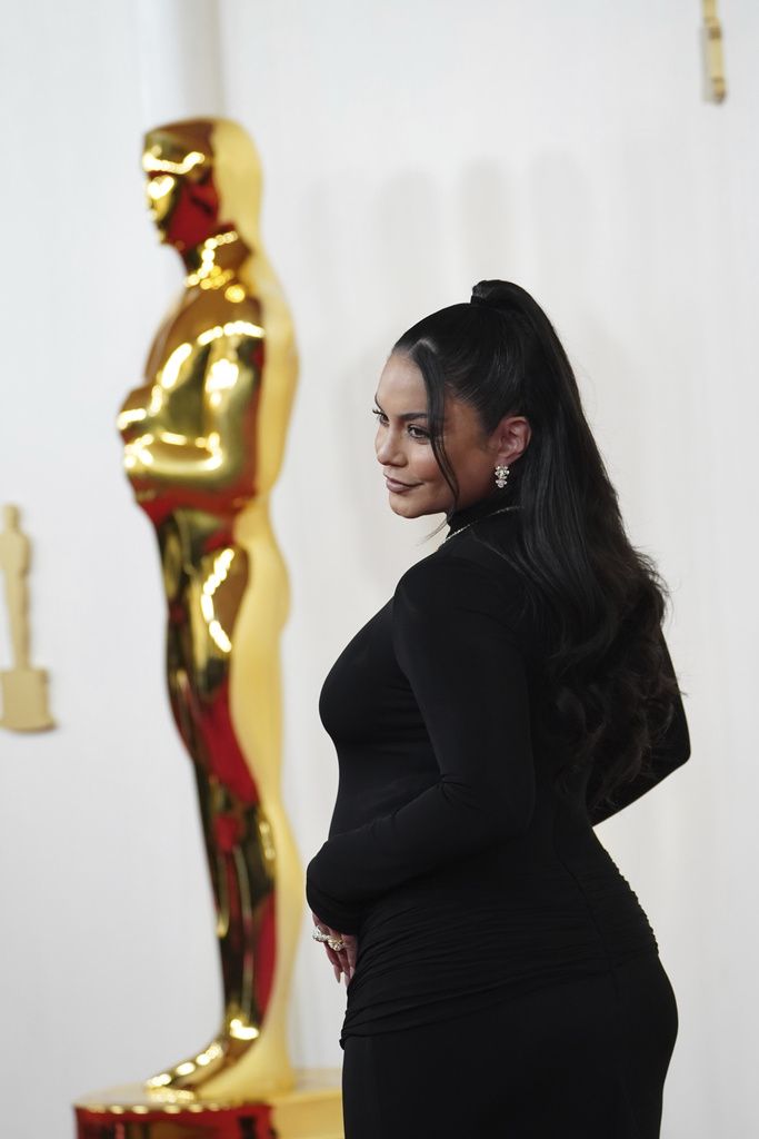 Vanessa Hudgens pamer kehamilan di red carpet Oscars 2024.