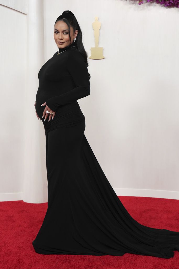 Vanessa Hudgens pamer kehamilan di red carpet Oscars 2024.
