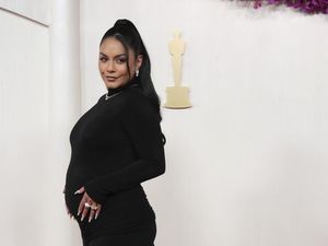 Surprise! Vanessa Hudgens Pamer Kehamilan di Red Carpet Oscars 2024 Surprise! Vanessa Hudgens Pamer Kehamilan di Red Carpet Oscars 2024
